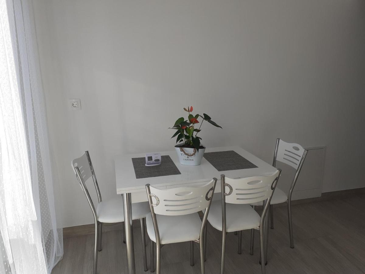 Sara Apartman Livezeni  ภายนอก รูปภาพ
